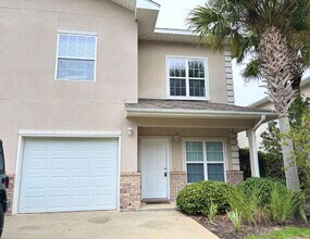 Building Photo - "Spacious 4-Bed Townhouse in Fort Walton B...