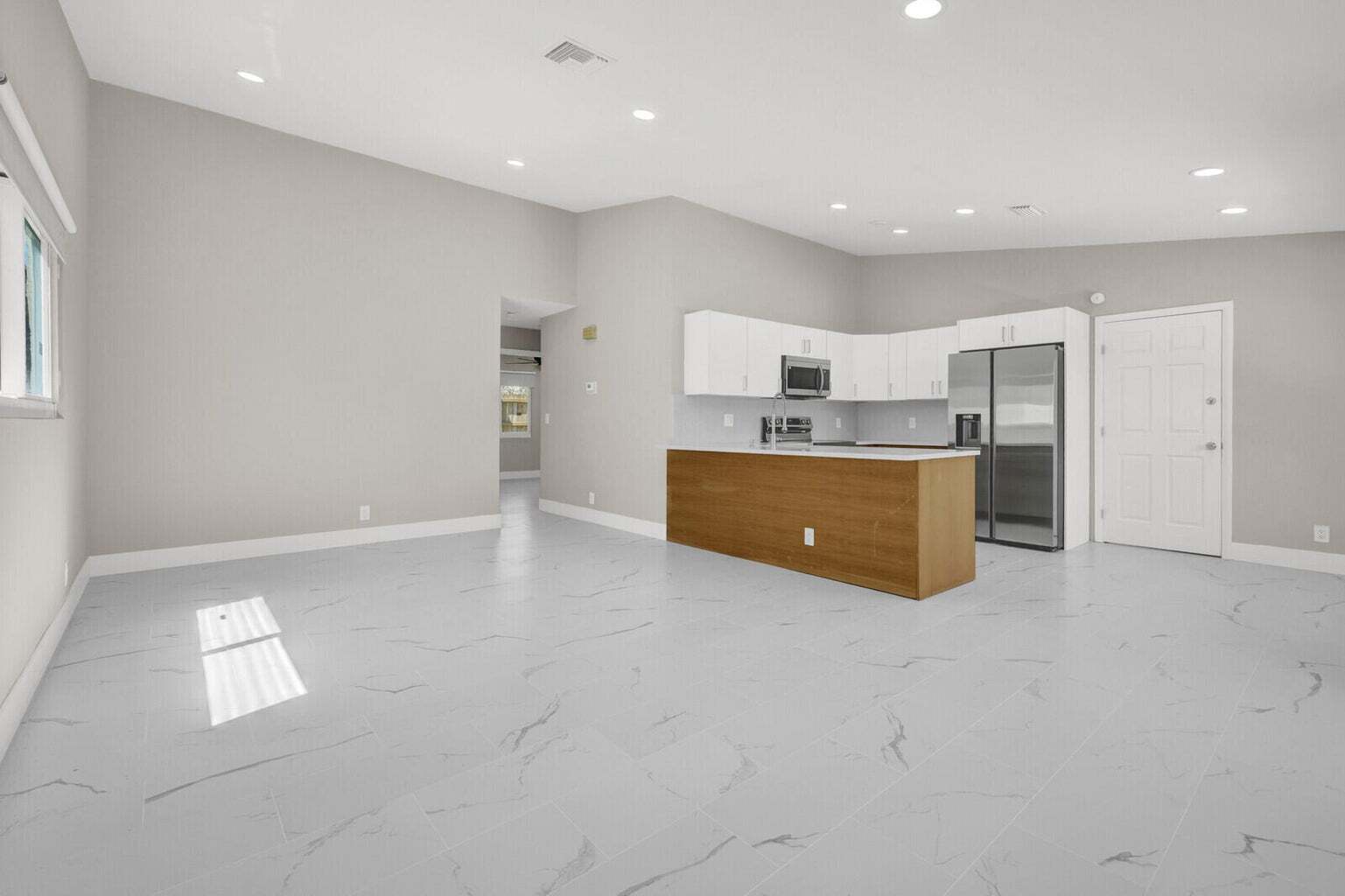 Building Photo - 23392 Country Club Dr E