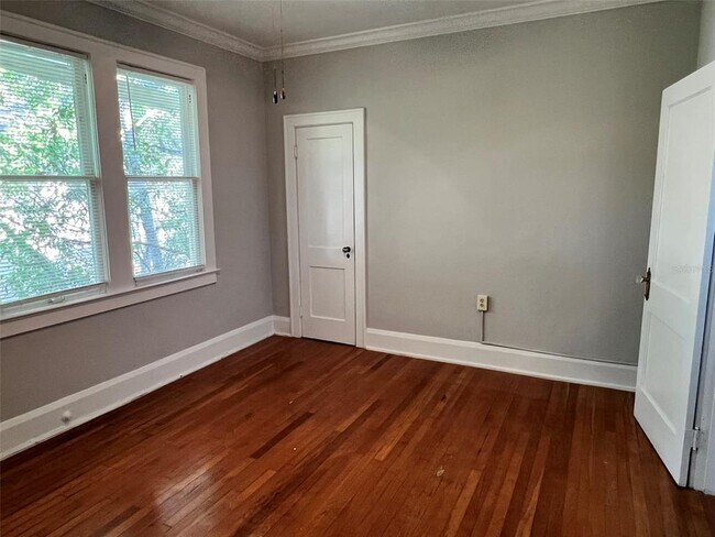 Building Photo - 606 W Azeele St