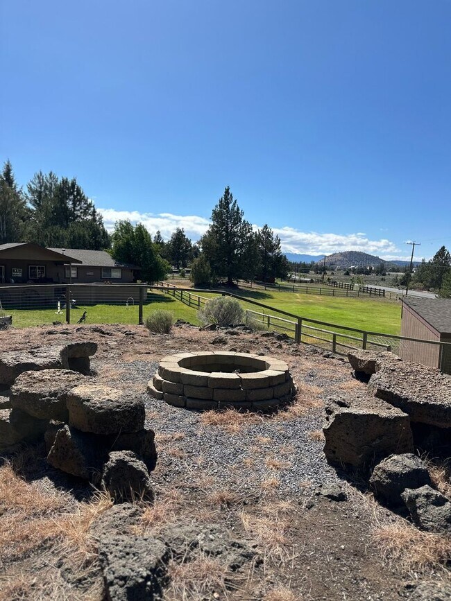Building Photo - 3 Bed | 2 Bath | 1.17 Acres | Single-Level Home | Mountain Views