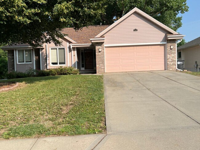 Building Photo - 3 Bedroom With 4th Non-Conforming In Diamo...