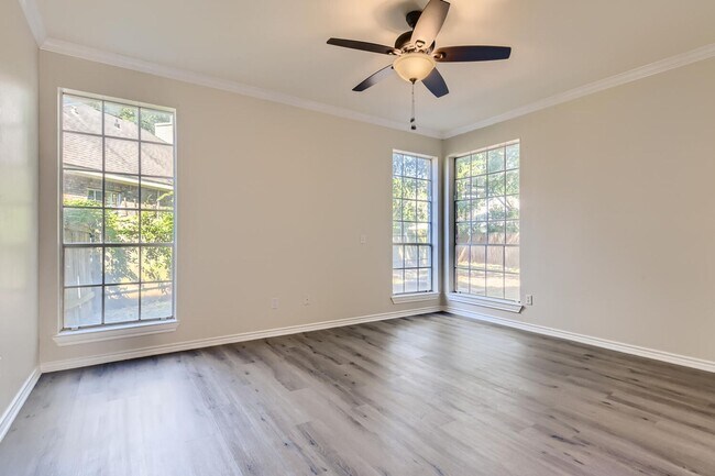 Building Photo - 4BD/3BA HOME IN SHADY HOLLOW ON CUL-DE-SAC!