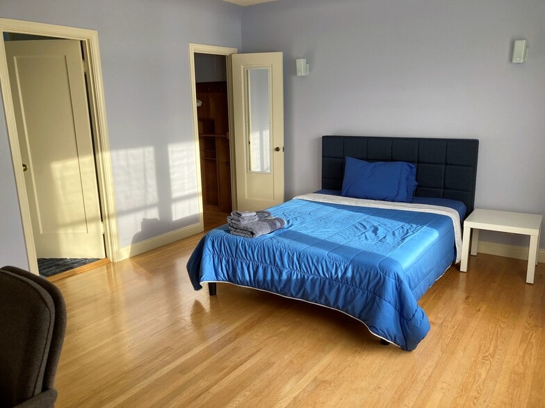 16'x13' Bedroom 2- Queen Bed - Walk-in Closet - 2919 23rd Ave
