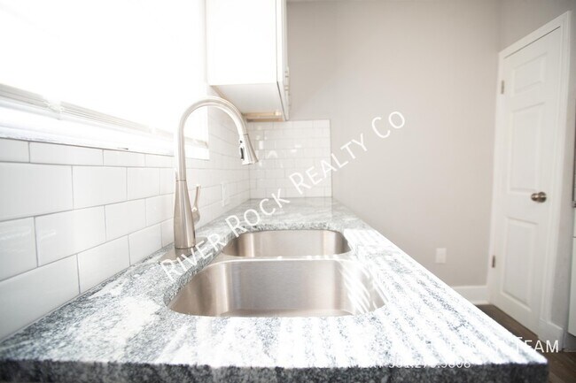 Building Photo - 914 E 17th St