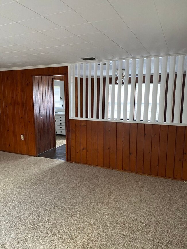 Building Photo - 2 bedroom 1 bath not too far from downtown...