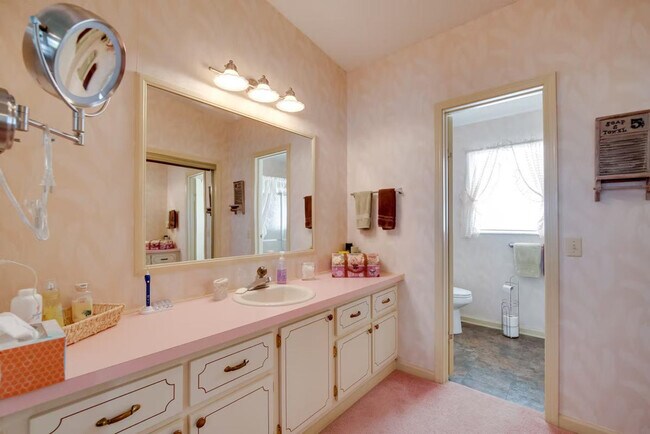 Building Photo - 1621 Magnolia Ave