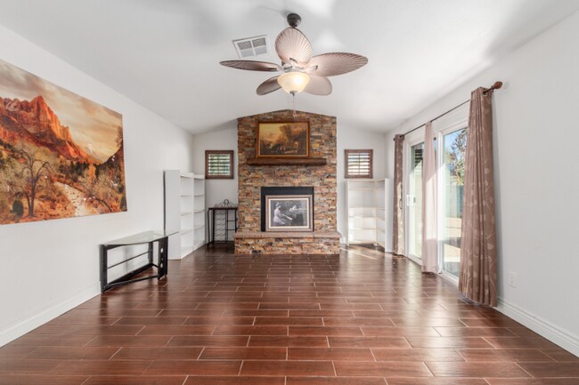 Building Photo - 3232 E Poinsettia Dr