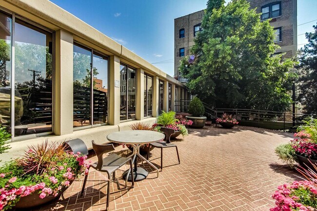 Building Photo - 1960 N Lincoln Park W