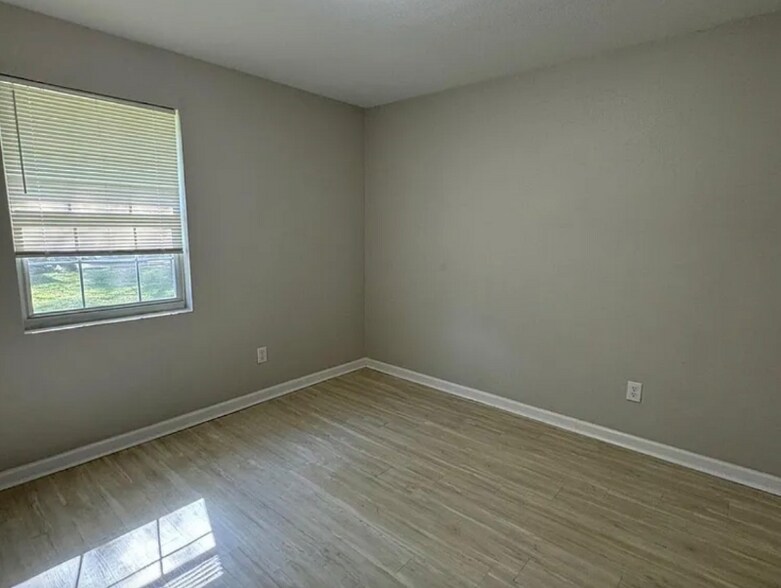 Building Photo - 251 Lawrence Rd