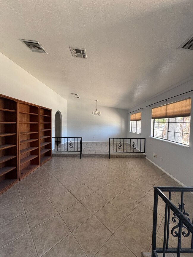 Building Photo - House For Rent