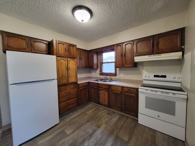 Building Photo - Spacious 4 bedroom home!