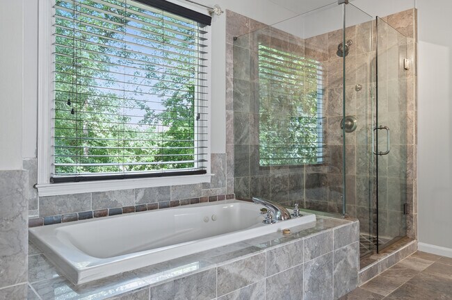 Building Photo - 3760 Peachbluff Ct