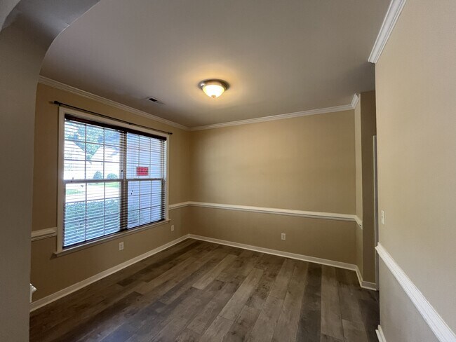 Building Photo - 410 Queensbury Ln