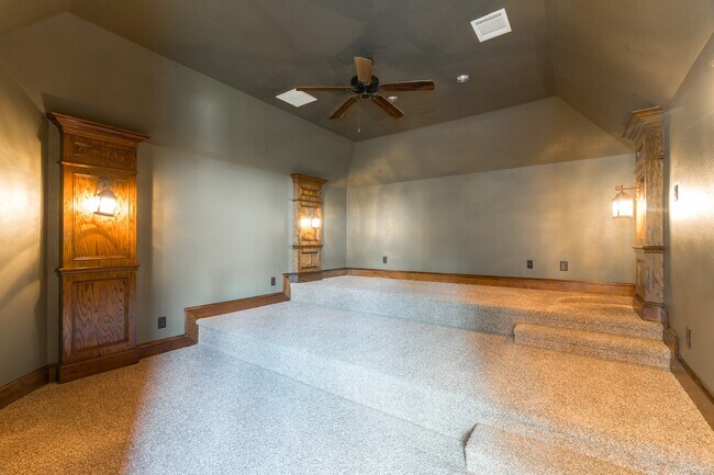 Building Photo - 14 N Player Manor Cir