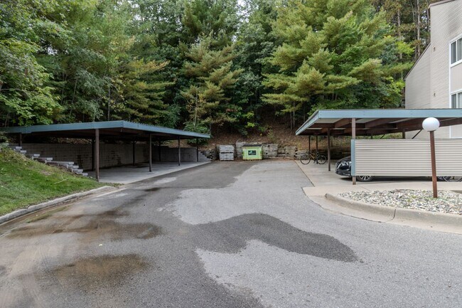 Building Photo - Spacious Dream Apartment — Right Where You...