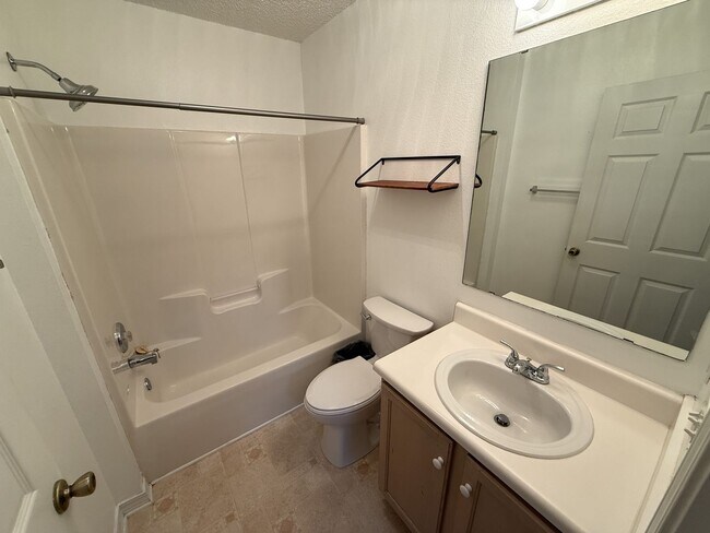 Building Photo - 2 bedroom 2 bath townhouse with community ...