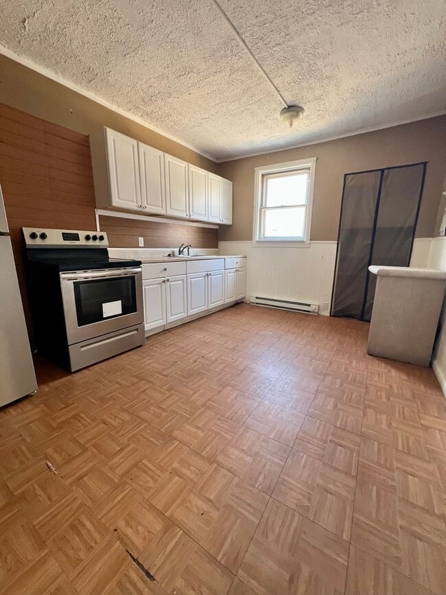 Building Photo - Spacious 3-Bedroom Townhome in Juniata! Available NOW!