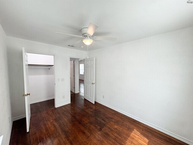 Building Photo - 406 2nd St