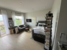 Building Photo - 1125 10th Ave N