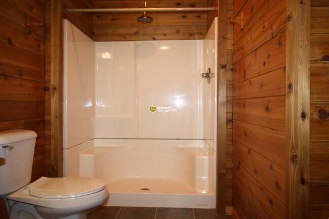 Building Photo - 3 Bedroom, 3 Bath Duplex in Greenville