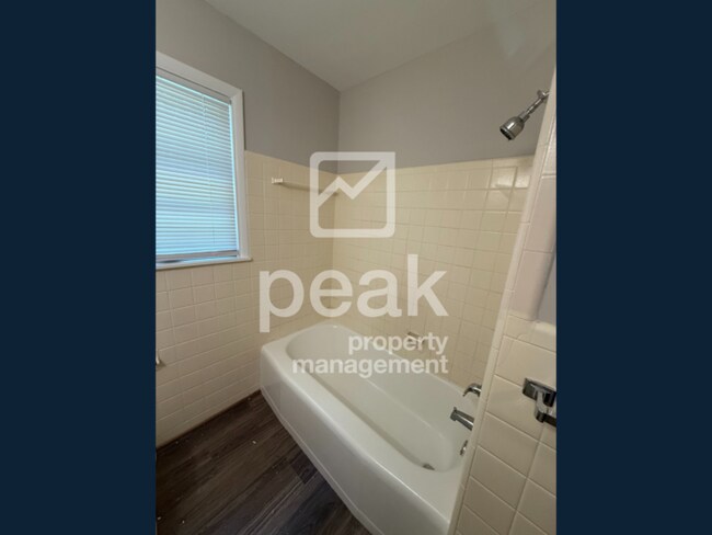 Building Photo - $1,275! 3Bed/ 1.5 Bath House! Located just...