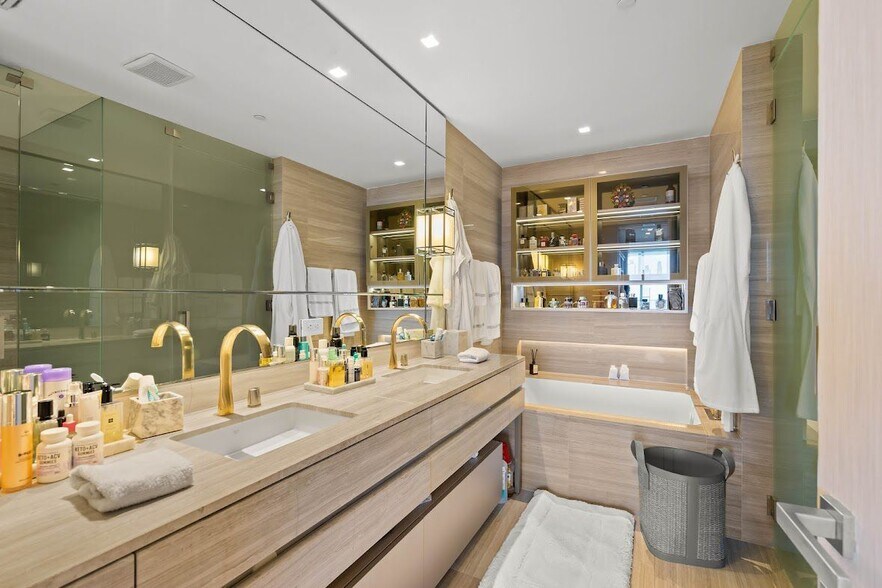 Building Photo - 18975 Collins Ave