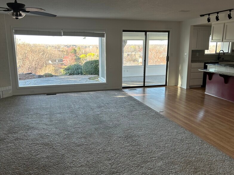 Building Photo - 454 N Pebble Beach Way