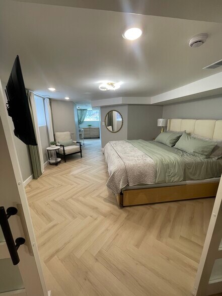 King size bed - 656 E 50th Pl