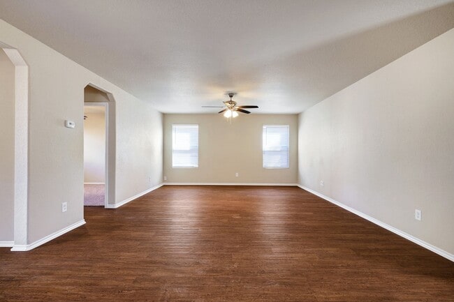 Building Photo - Move-In Ready Home with New Flooring and A...