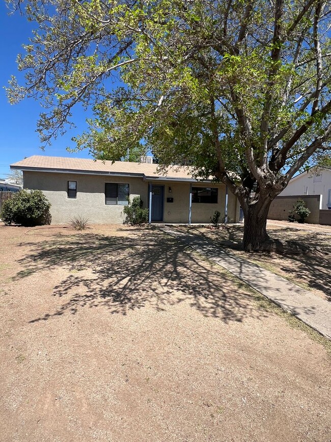 Building Photo - Sweet 3 Bedroom one and a half bathrooms L...