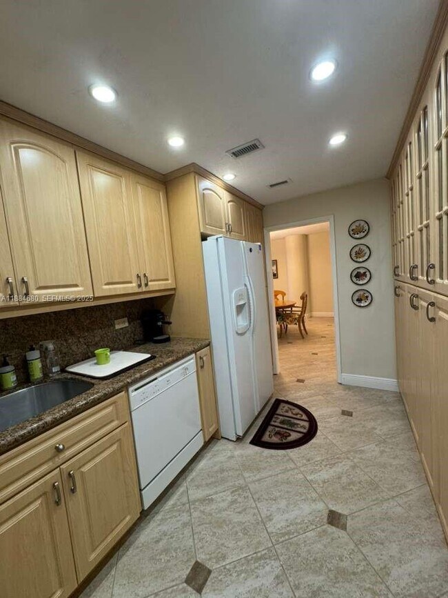 Building Photo - 5005 Collins Ave