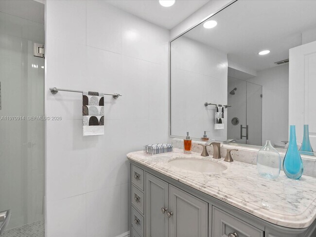 Building Photo - 336 N Birch Rd