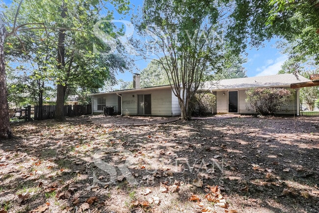 Building Photo - The living is easy in this 3 bedroom, 2 ba...