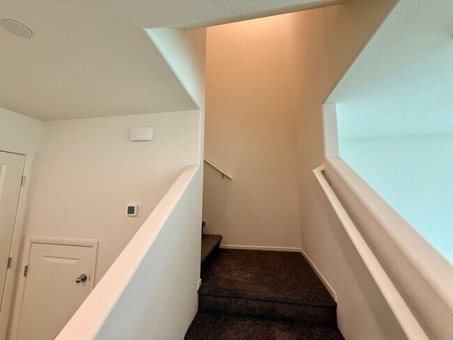 Building Photo - New Townhome for Rent in the Highly Desirable Southwest Area!