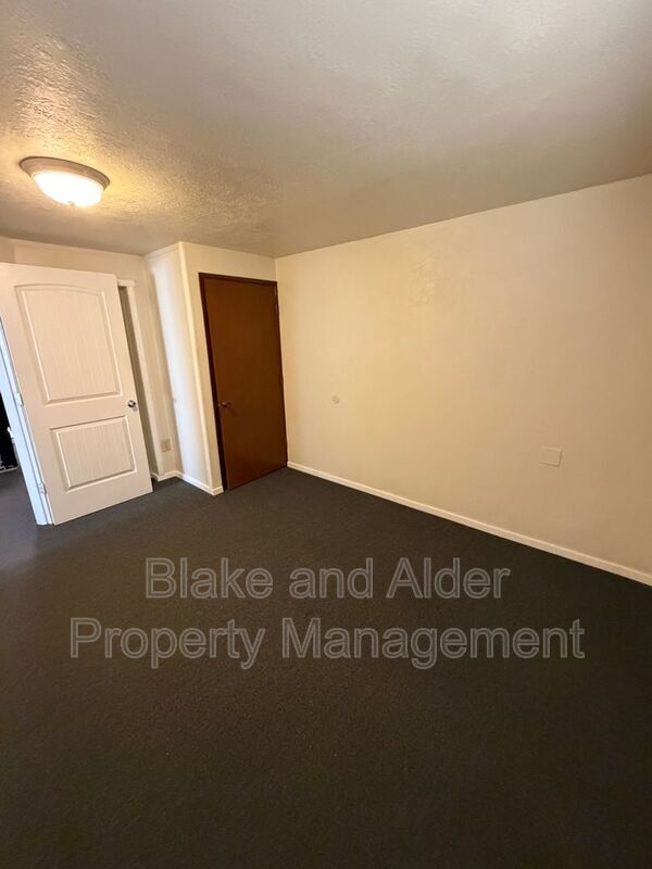 Building Photo - 10926 SE Linwood Ave
