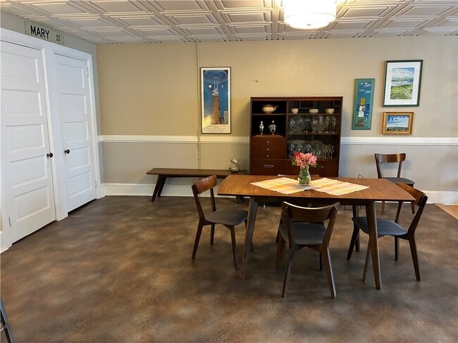 Building Photo - 136 E State St