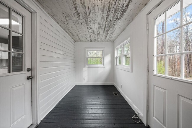 Building Photo - Harriman 37748 - Charming 2-bedroom, 1.5-bathroom Home nestled on 3.8 acres of woods - Contact Ch...