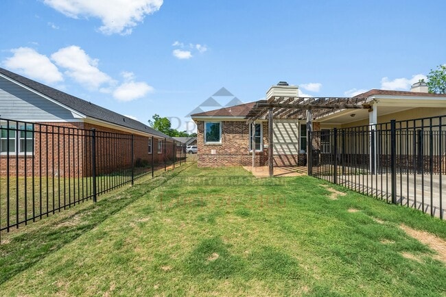 Building Photo - 7005 Robin's Nest Dr