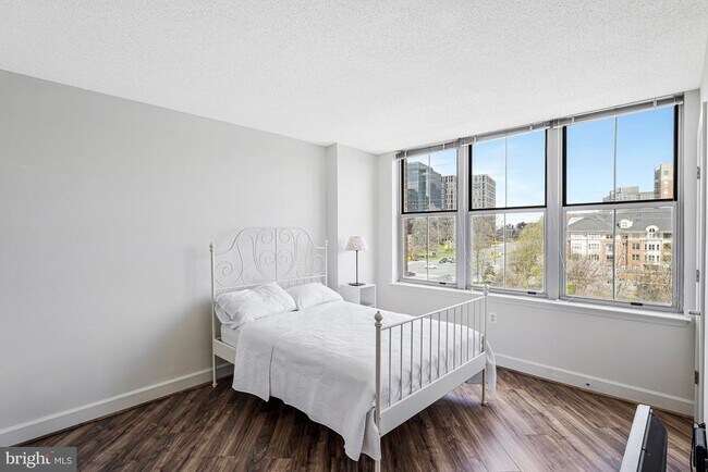 Building Photo - 11800 Sunset Hills Rd