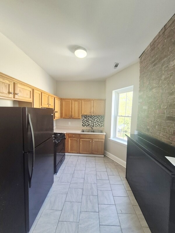 Building Photo - 709 1/2 West Clay Street - B