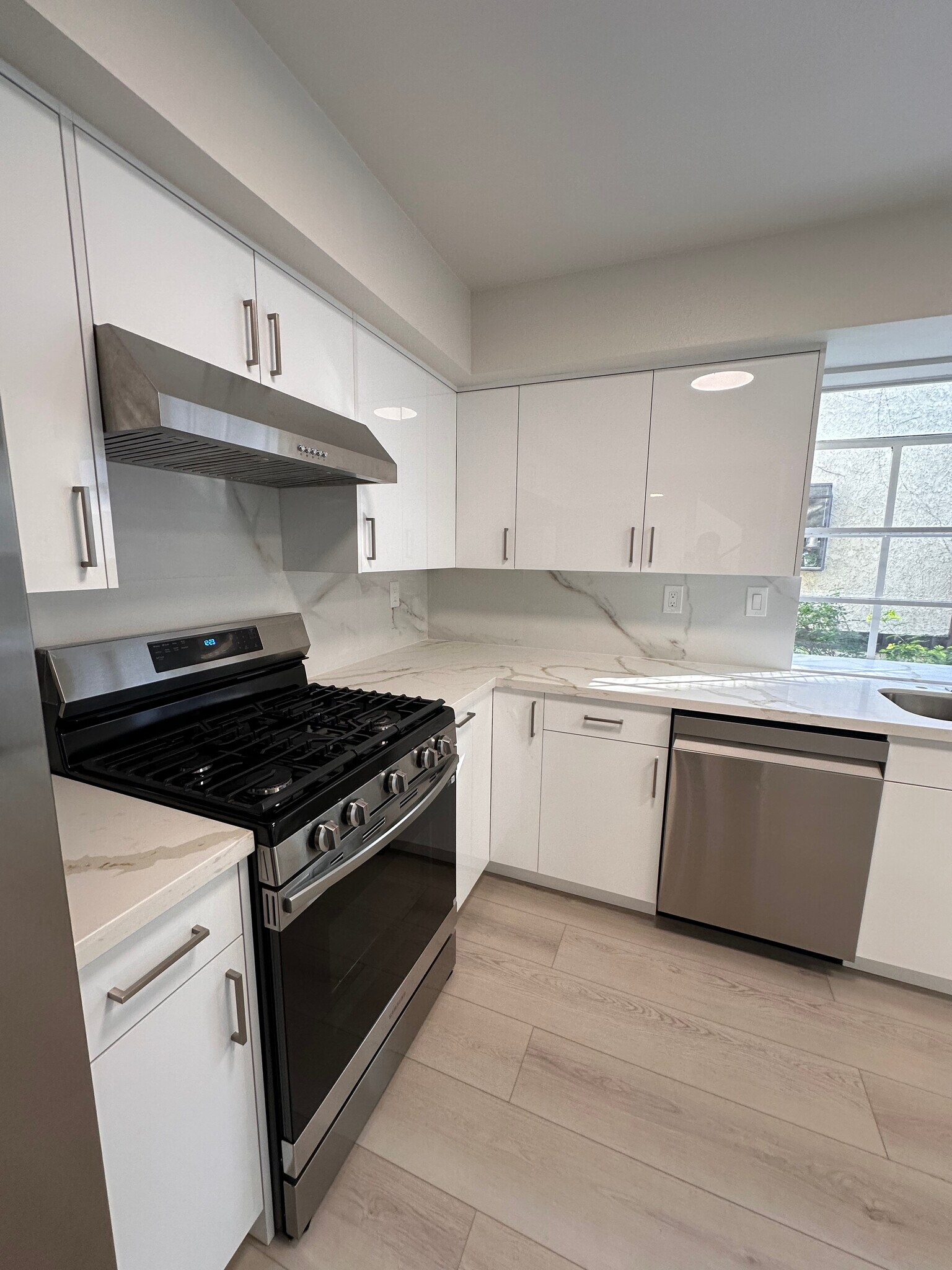 All New Kitchen - 4300 Via Marisol