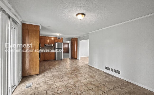 Building Photo - 2 Bed, 2 Bath Home with Garage / Pet-Friendly / Vouchers Accepted / Available Now!