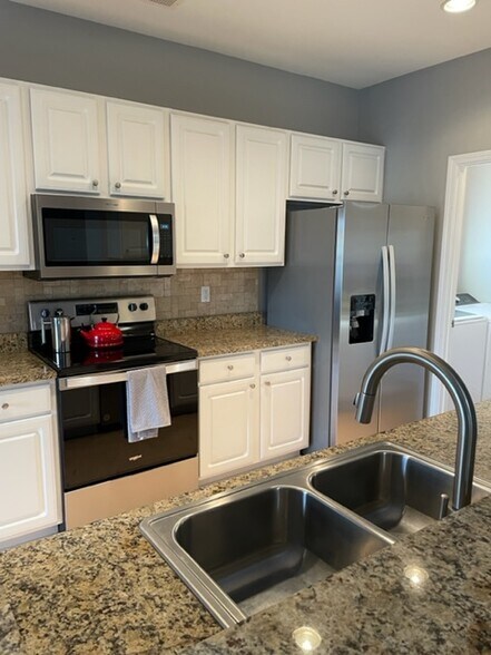 kitchen - 824 Wintercreeper Dr