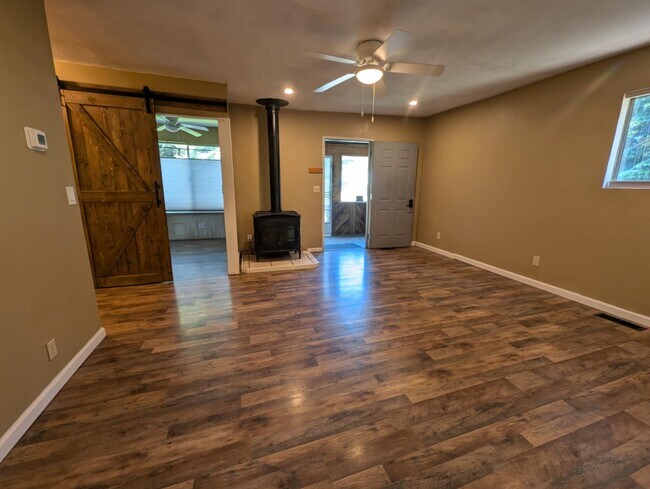 Building Photo - 402 Oregon St