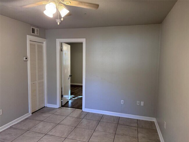 Building Photo - 901 Parmer Ave