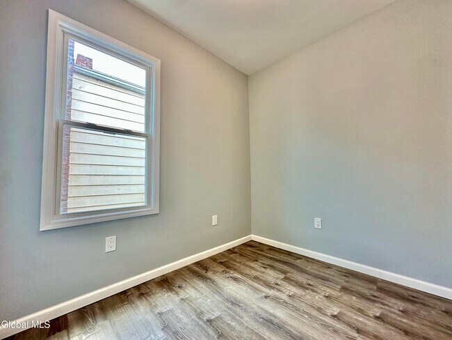 Building Photo - 37 High St