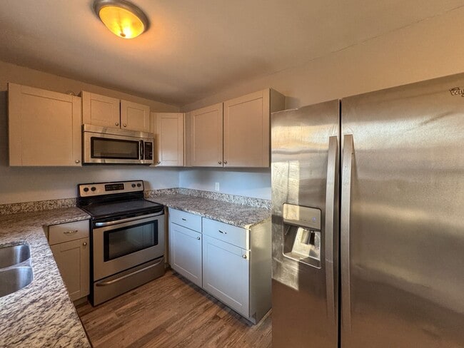 Building Photo - Charming 3 Bed 1 Bath Home Conveniently Lo...