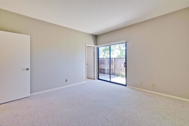 Building Photo - 1108 Shoreline Dr