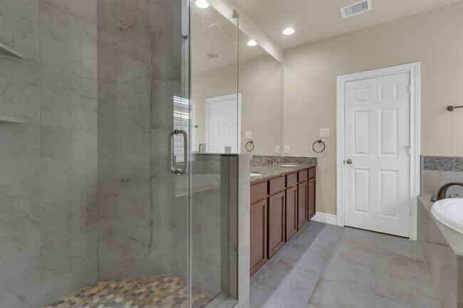 Building Photo - 9006 Lakes at 610 Dr