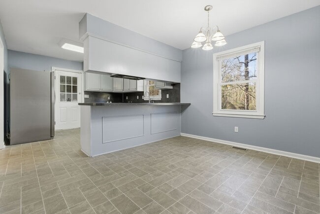 Building Photo - Spacious 3BR Home Close to Post, Schools & Shopping